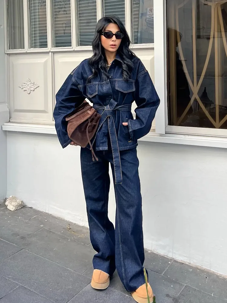 سترة RARA 2025 النسائية ذات الأكمام الطويلة بحزام من قماش الدنيم مقترنة مع مجموعة أزياء متطابقة بنطال ذو قصة أرجل واسعة لمظهر أنيق