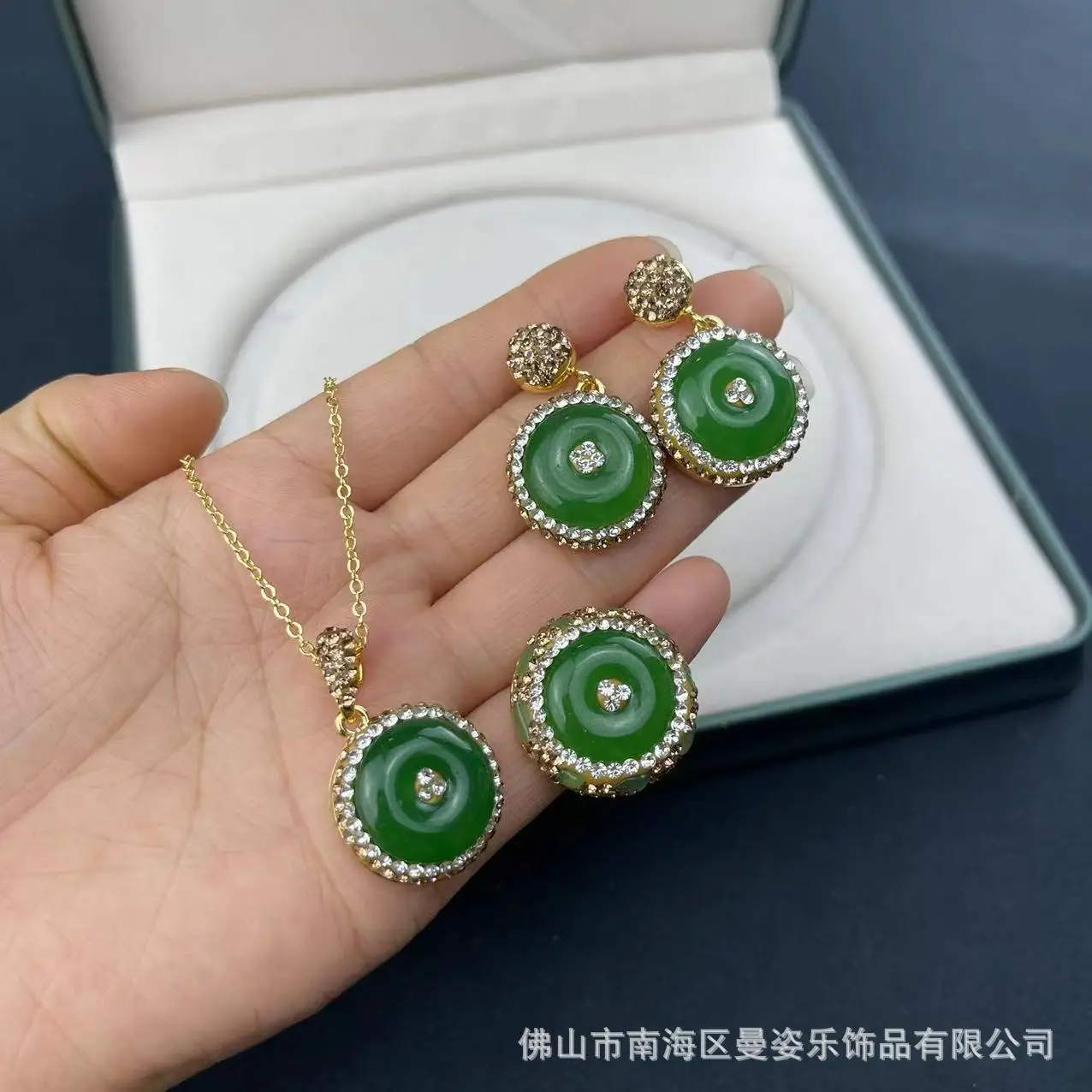 DIY accessories Natural chalcedony safety buckle design three-piece set of new Chinese emerald jewelry exquisite and elegant jew