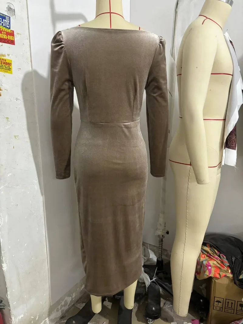 Vestido elegante de terciopelo asimétrico con hebilla de Metal para mujer, vestido Sexy de terciopelo con cuello oscilante, manga larga, ceñido al cuerpo, con abertura para fiesta