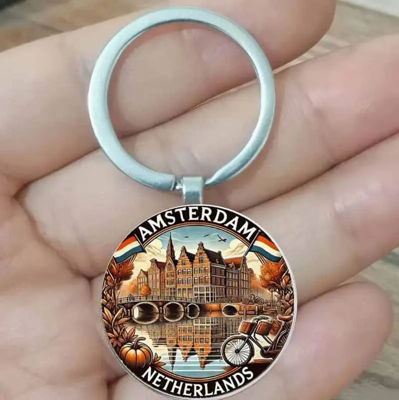 Винтажный-брелок-с-пейзажем-Амстердам-осенние-цвета