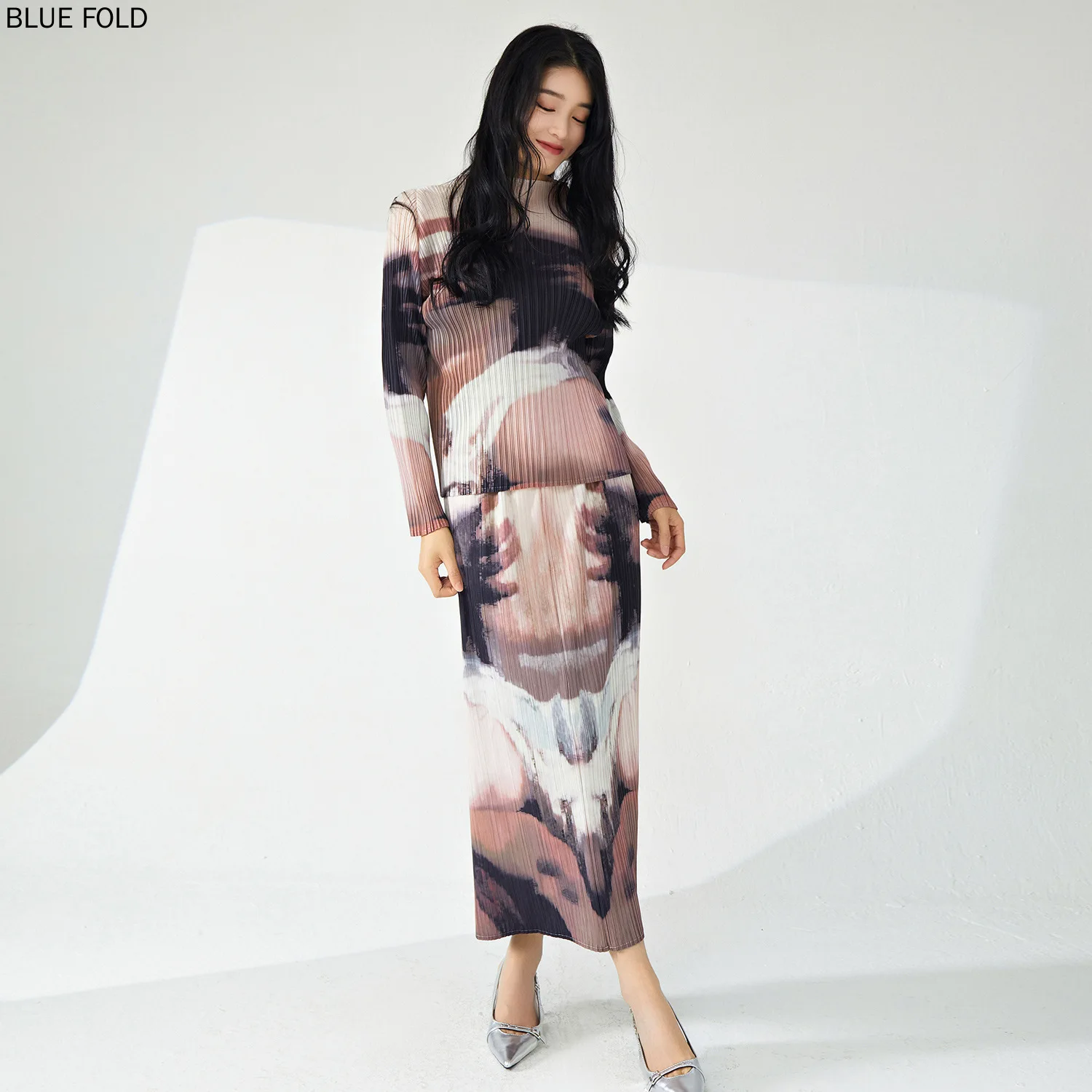 

Tie-dye Gradient Miyake Fashion Skirt Suit Loose Long-sleeved T-shirt Slit, Straight Skirt, Temperament Commuting, Two-Piece Set