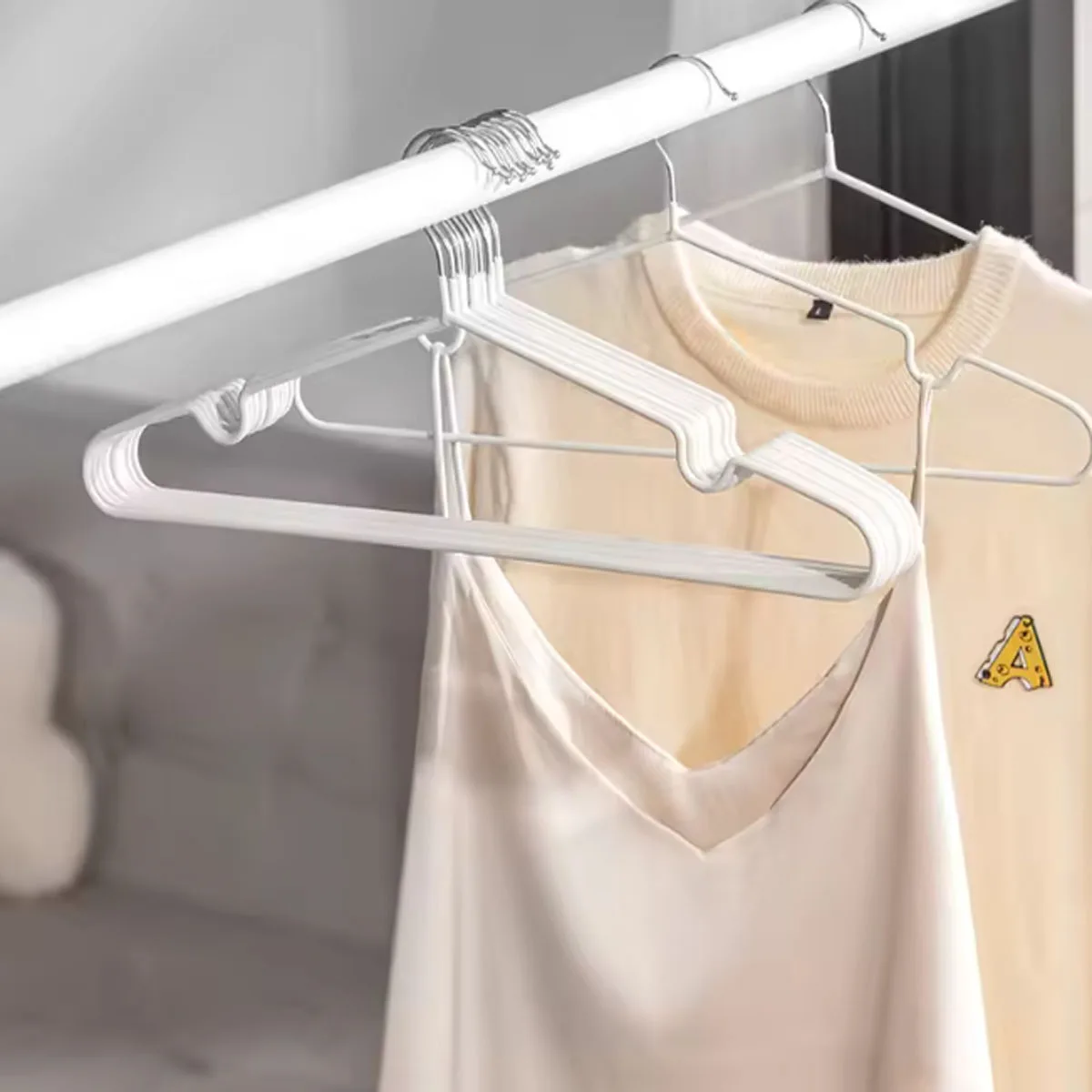 شماعة ملابس مضادة للانزلاق، رف تجفيف الملابس في المهجع، دعم الملابس، رف تعليق الملابس بدون خياطة