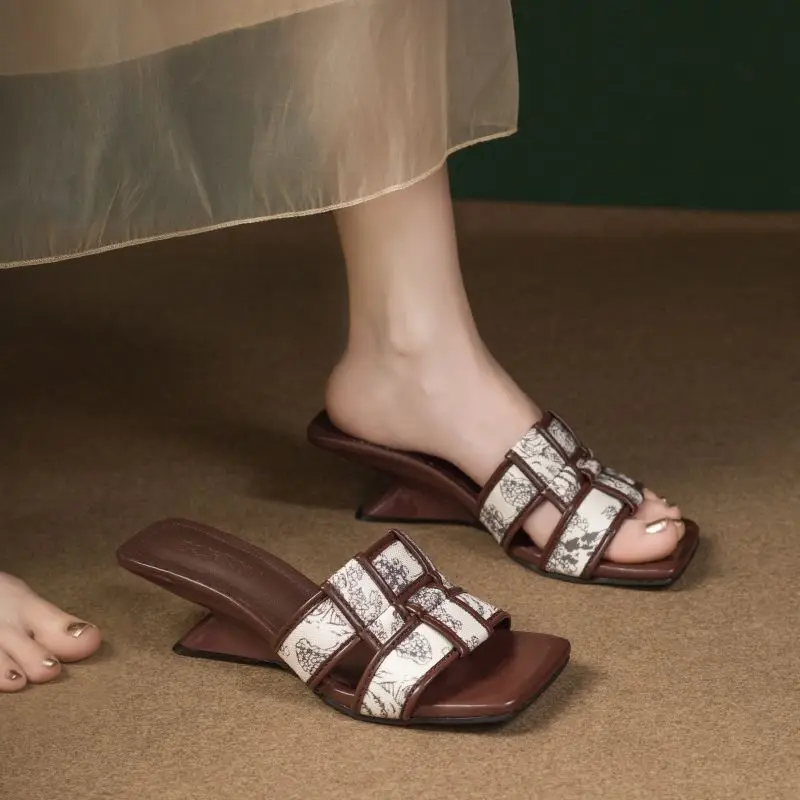 

2025 Summer New Style Slope Heel Retro Half Slippers for Women's Outdoor Fashion Cool Slippers