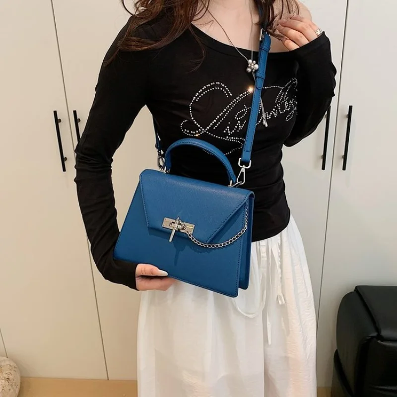 

Высококачественные женские сумки из изготовленной бархатной кожи. Модный пригородный дизайн и знаменитый вневременной стиль. ​