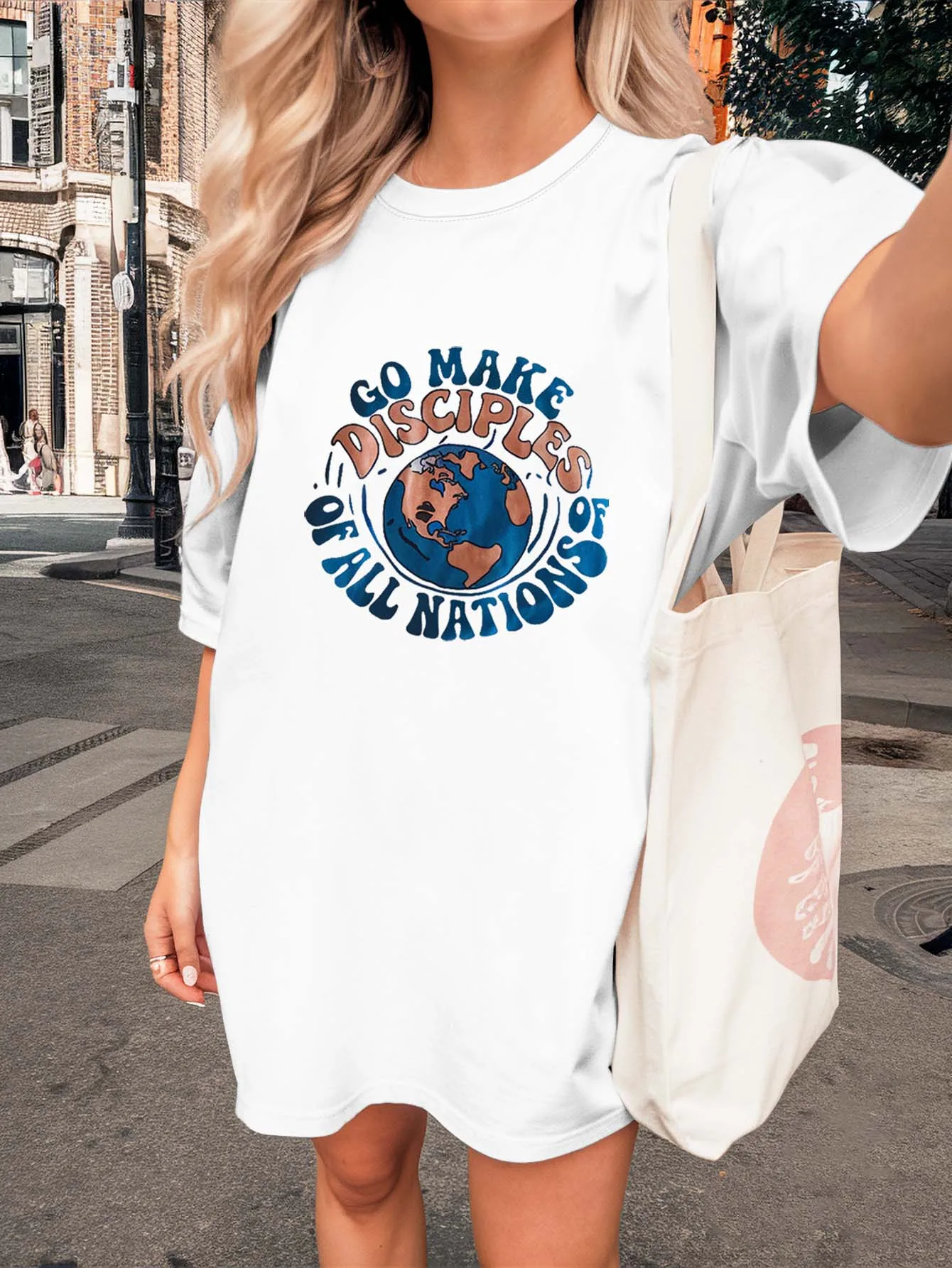プラスサイズのグラフィックTシャツは、インスピレーションを与える魅力とファッショナブルな風合いを絶妙に融合させ、あなたのエレガントな日常スタイルを格上げします。