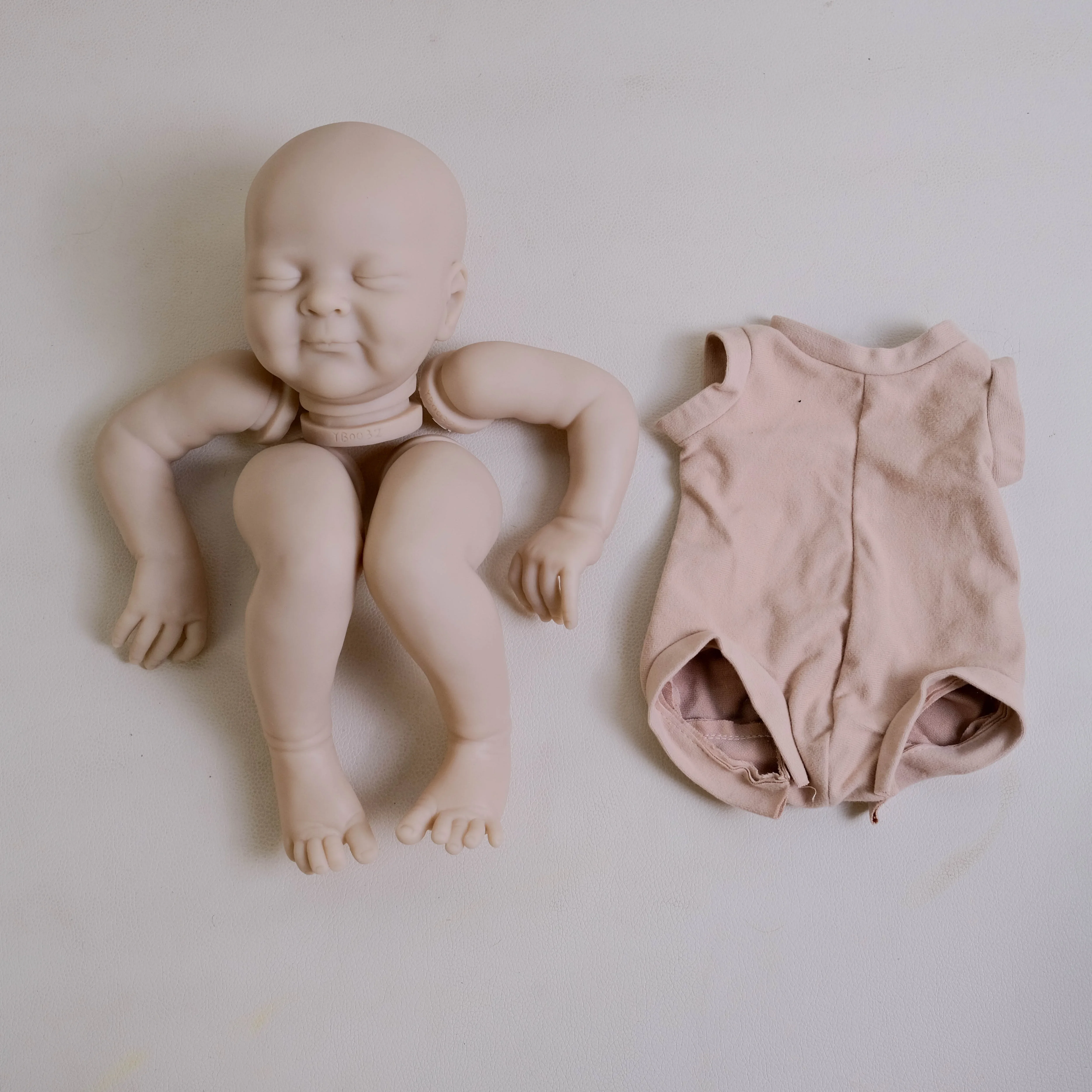 

EGO 19inch New Reborn Doll Kit Olivia Unfinished Unpaited DIY doll Parts with cloth body