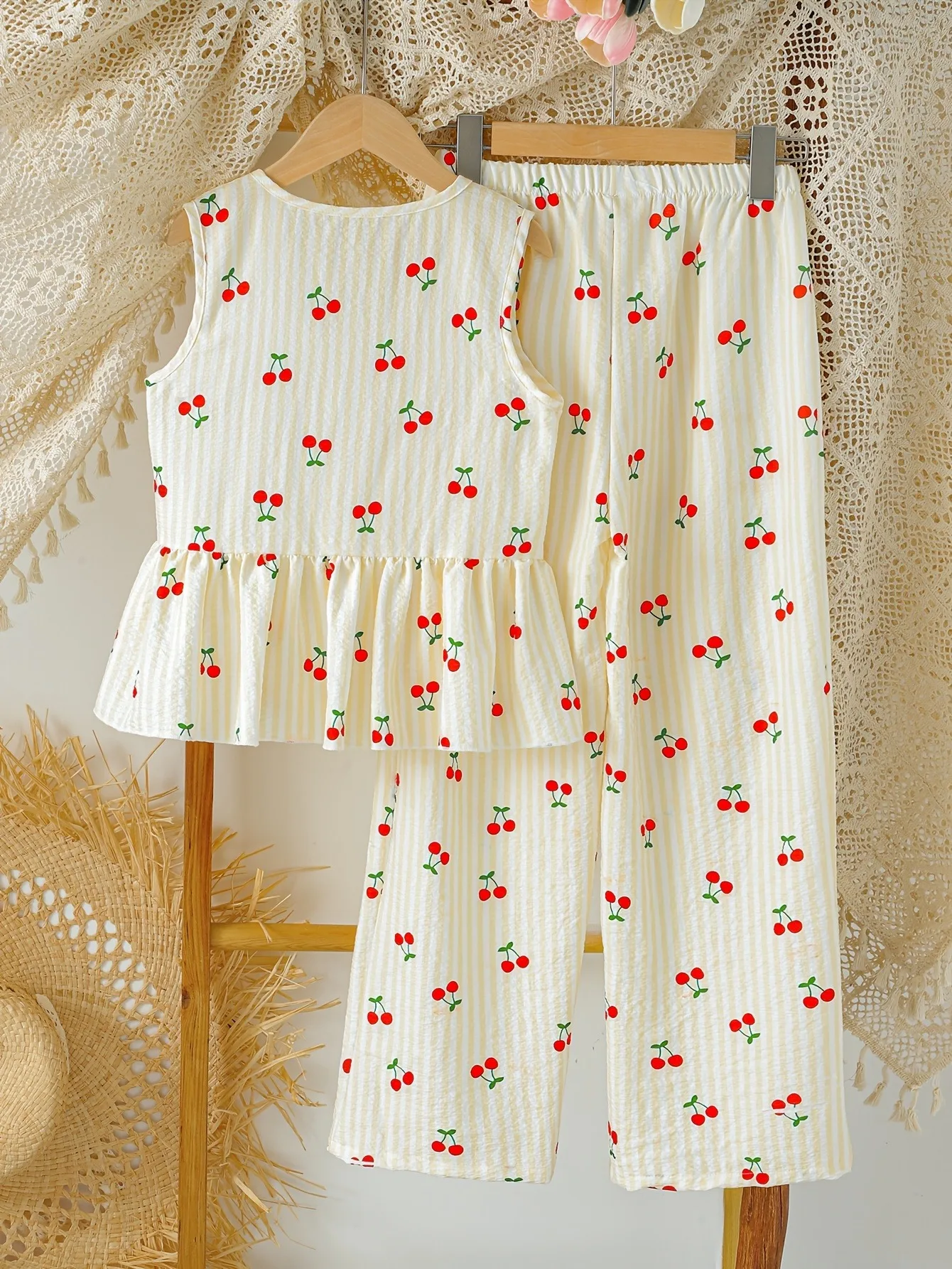 4-12 Jahre Mädchen 2-teiliges Set mit Kirschmuster, ärmellosem Peplum-Top und weiter Hose, süßes, lässiges Sommer-Urlaubsoutfit für Kinder – Detail 2