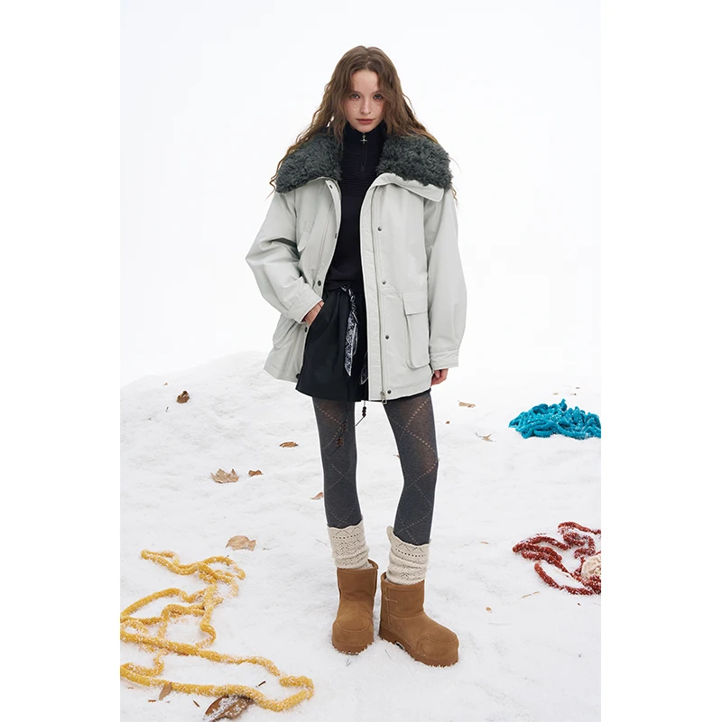 ELFSACK 2025 Winter New Arrivals Elegant Minimalist Classic Solid Plush Lapel Coat For Women