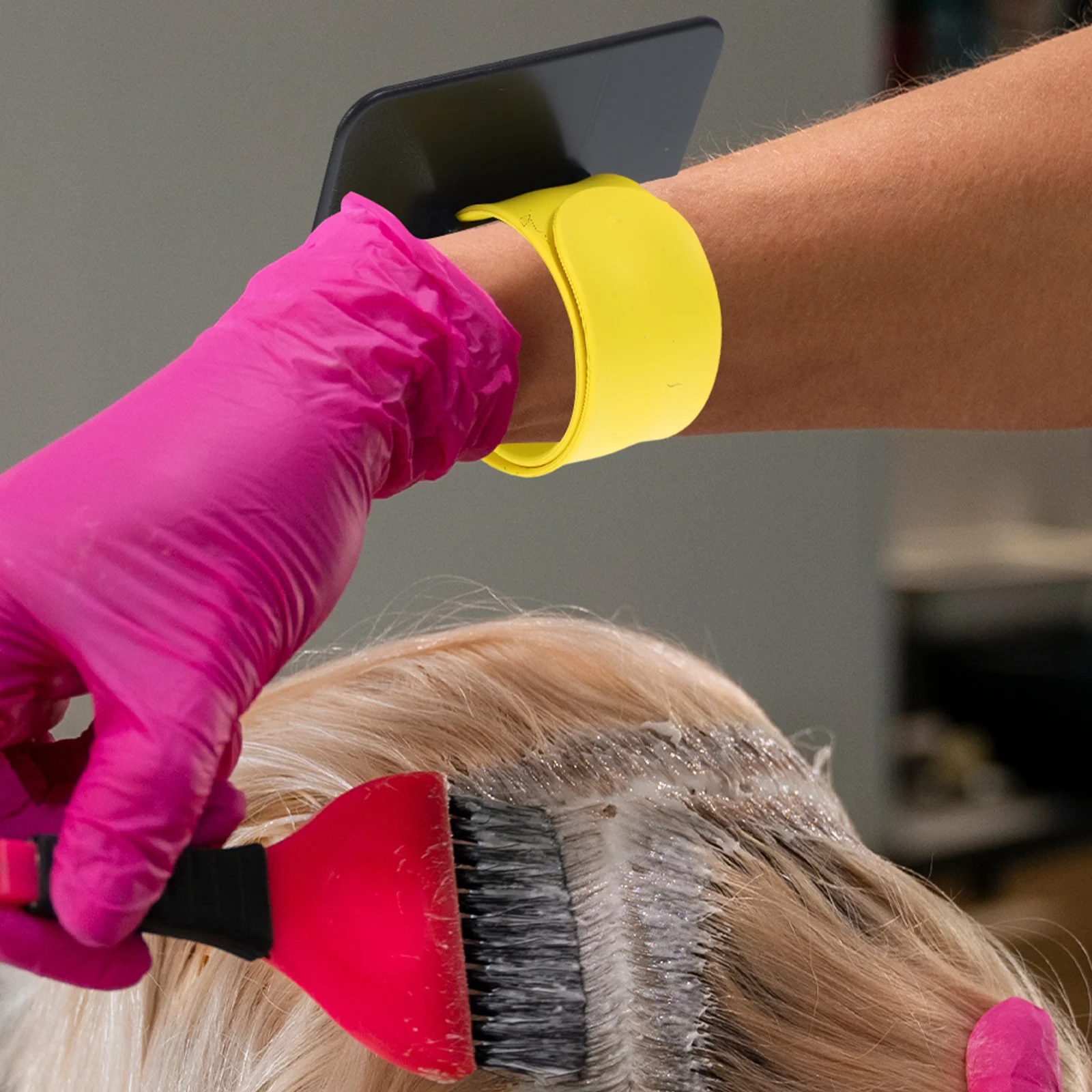 

Portable Silicone Hair Dye Wristband Slap Bracelet Soft Comfortable Highlighting Board for Home Salon Hair Coloring Tool DIY