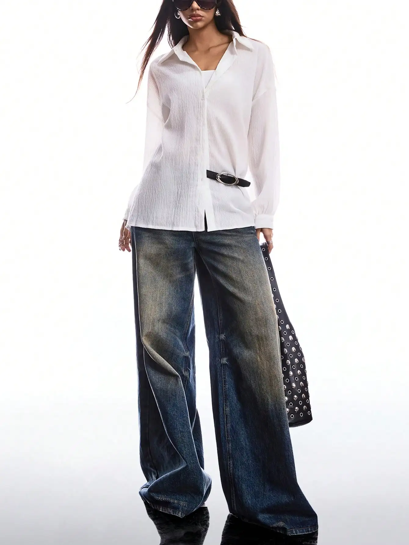 

Женская повседневная блузка свободного кроя с приспущенным плечом