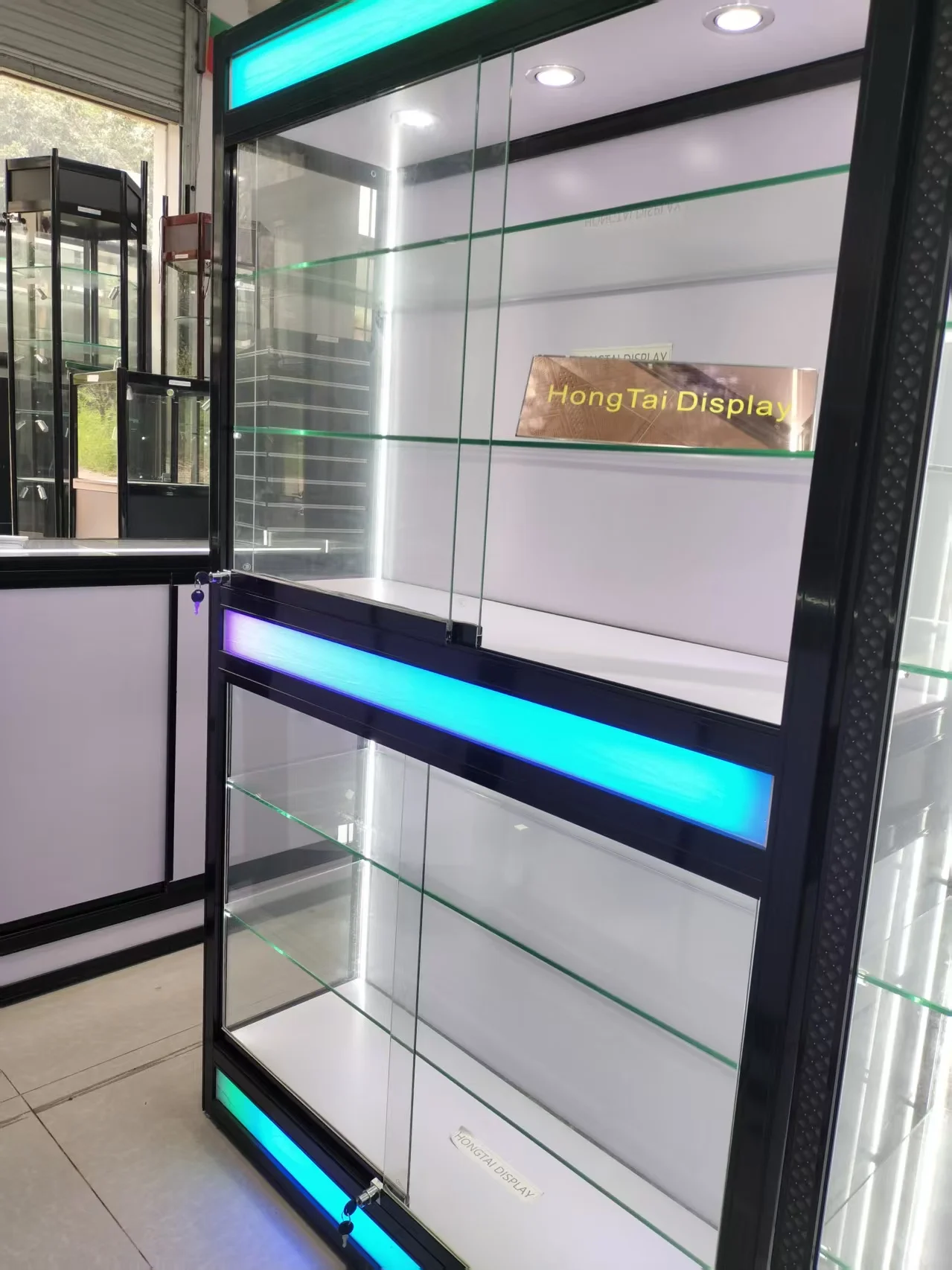 Custom.Popular Latest Modern Designed Wall Cabinet Smoke Shop Display Multi Color Light Retail Shop Display for High Showcase