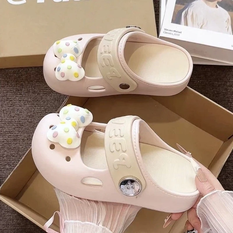 Nouvelles pantoufles mignonnes de dessin animé 2026 pour femmes, sabots tendance antidérapants, chaussures d'été, sandales de rue pour filles, 2 modes d'emploi, claquettes de plage