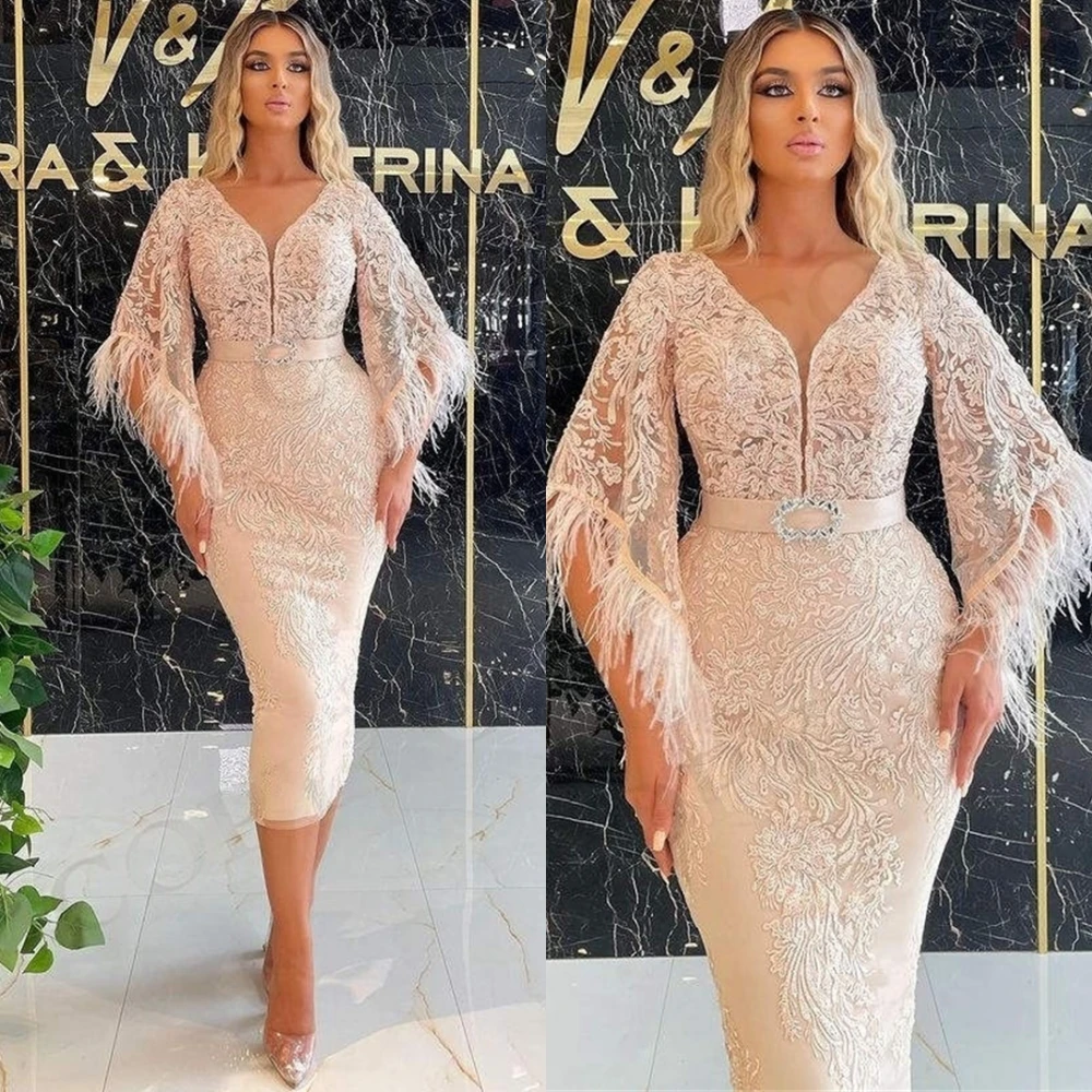 Sukienka wieczorowa na zamówienie, delikatna, z temperamentem, wykwintna sukienka na przyjęcie, boho (bohemski styl), szyta na miarę suknia okolicznościowa, tren dworski, pióra.