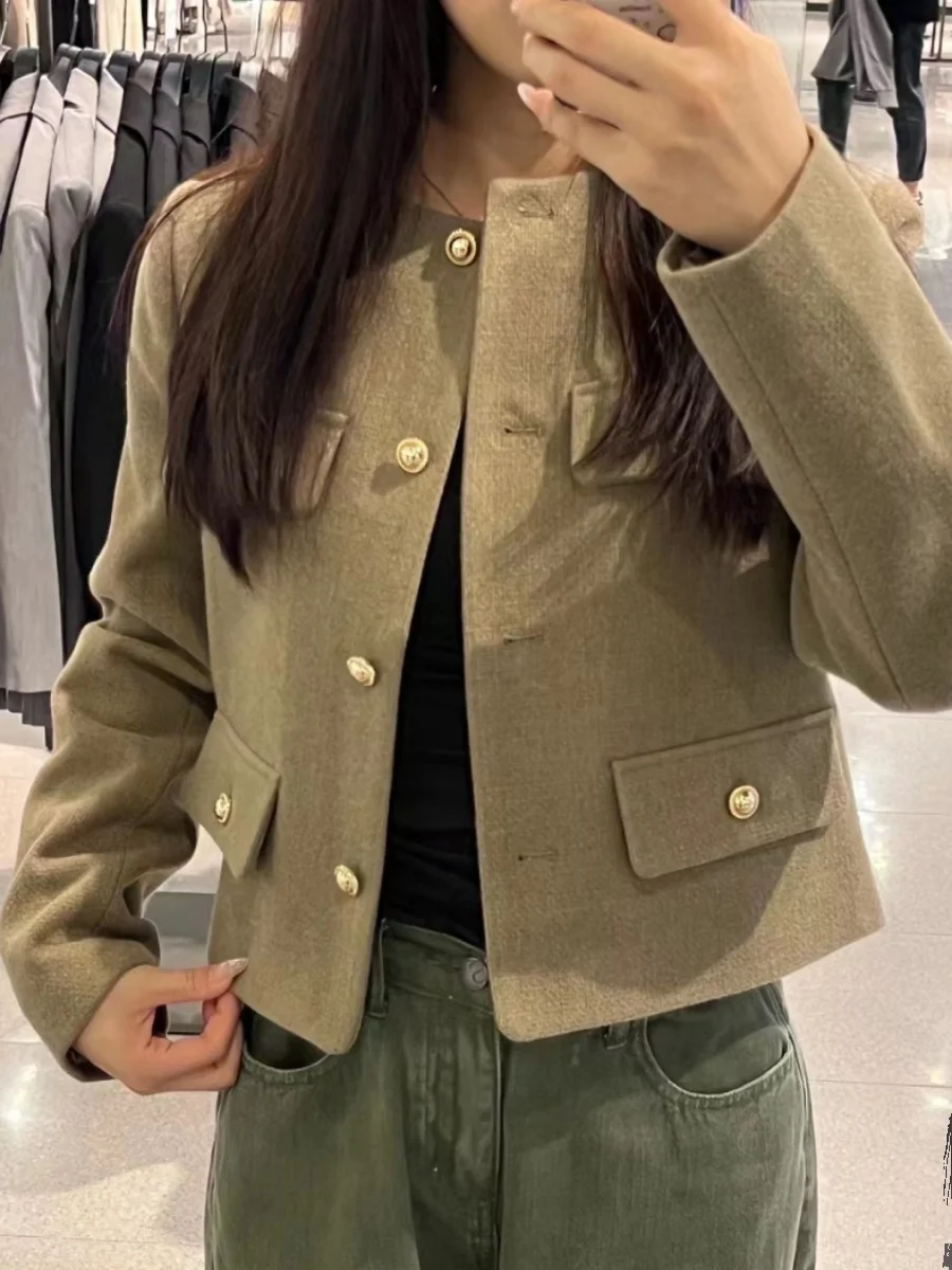 

Весна 2025 г. Женское модное круглое пальто Ne Jaet с украшением из клапана. Высококачественное ощущение. Свободный крой из полиэтилена.