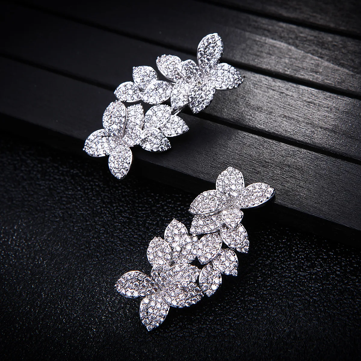

HIBRIDE Fashion pretty twinkle flower sliver color earrings women everyday dress decoration wedding ball bridal gift E359