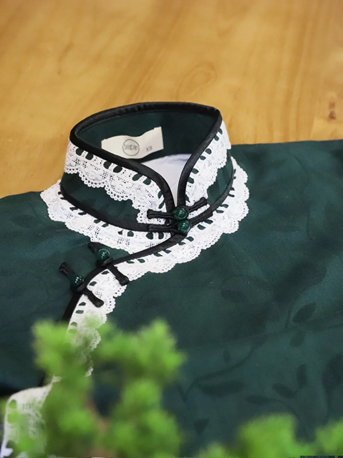 

Handmade Long Vintage Sle with Floral Embroidery Seven Quarter Sve Lace Hem Floor Length Slit Chinese Sle Co...