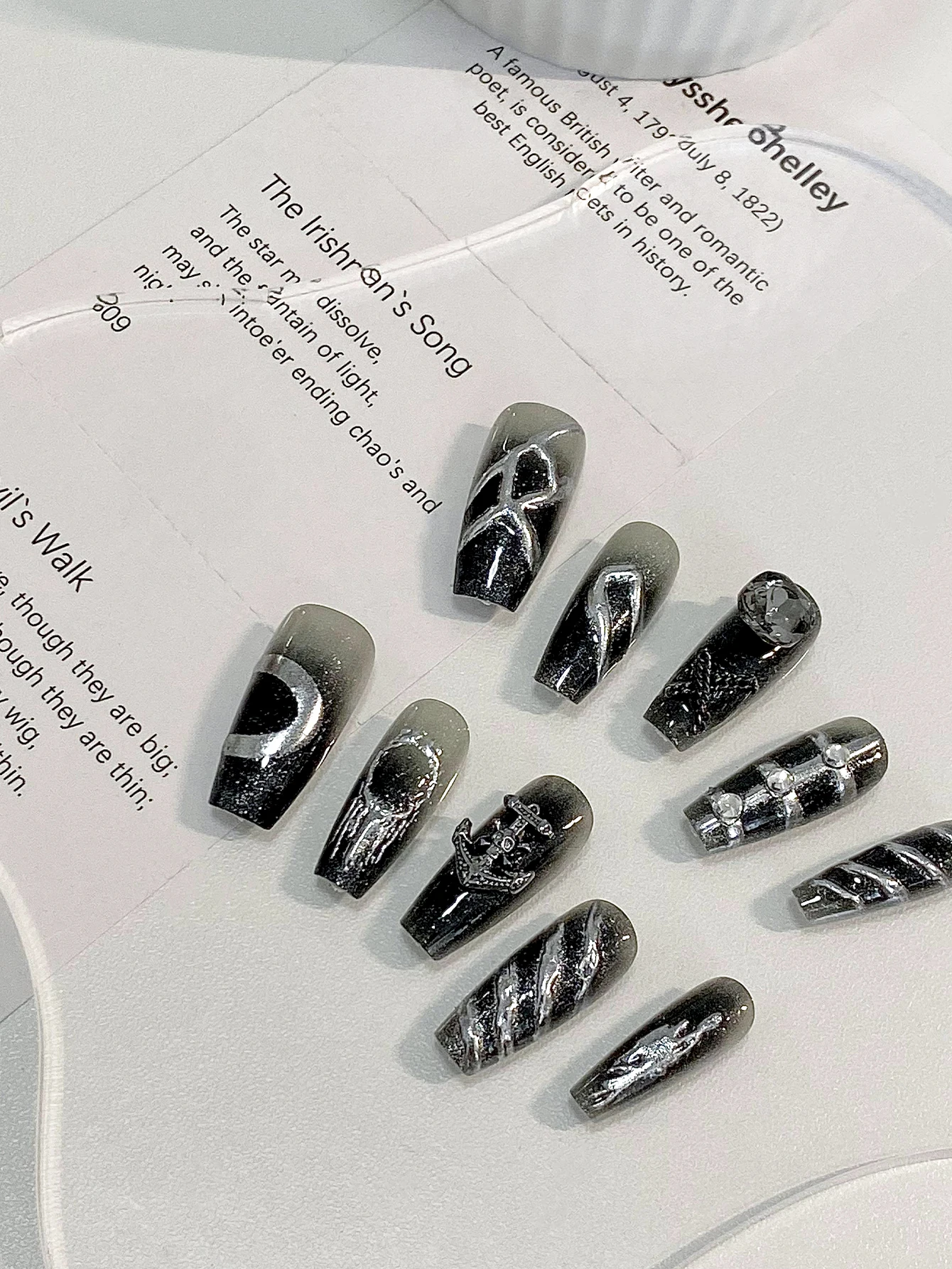 10 أظافر مضغوطة طويلة على شكل لوز Y2K مصنوعة يدويًا، أظافر صناعية سوداء مع أظافر لوز مزينة بأحجار الراين