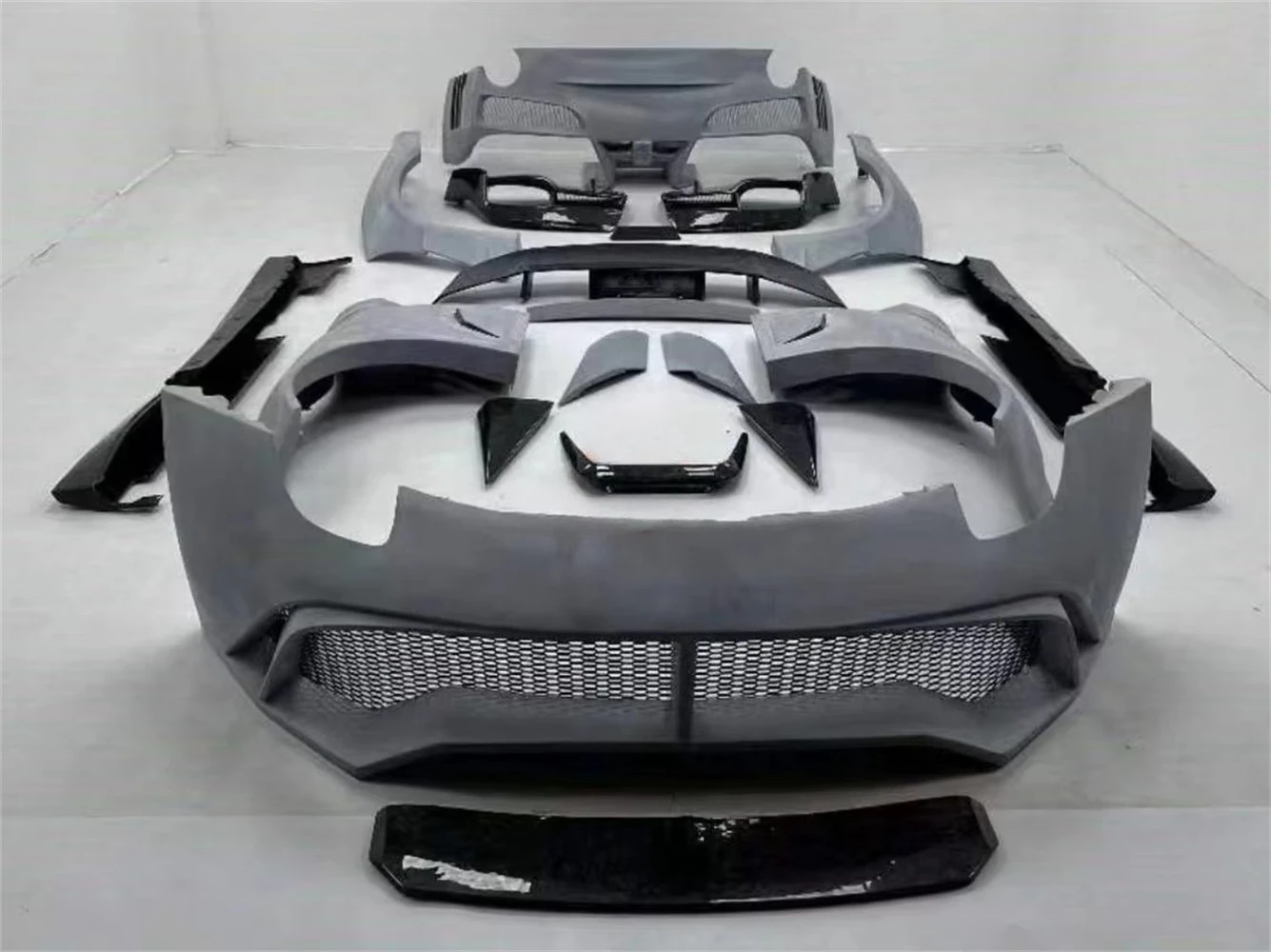 Bodykit Upgrade N Style Half-Carbon Fiber Front Bumper Rear Bumper Side Skirt Fender Rear Spoiler Hood Vent for F12