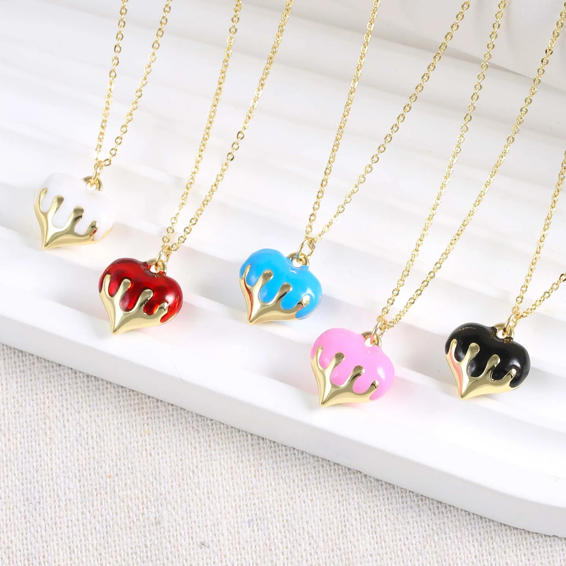 

5Pcs/2025 Fashion Color Charm Necklace Enamel Heart Shaped Peach Heart Clavicle Necklace Accessory