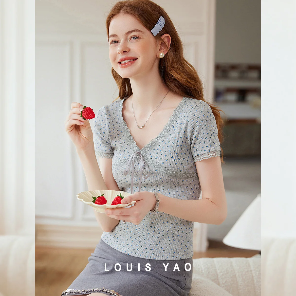 

LOUIS YAO Floral Slim Fit T-Shirt 2026 Summer 2026 Fashionable Lace V-Neck Short Sleeve Slightly Stretchy Knit Women's T-Shirt