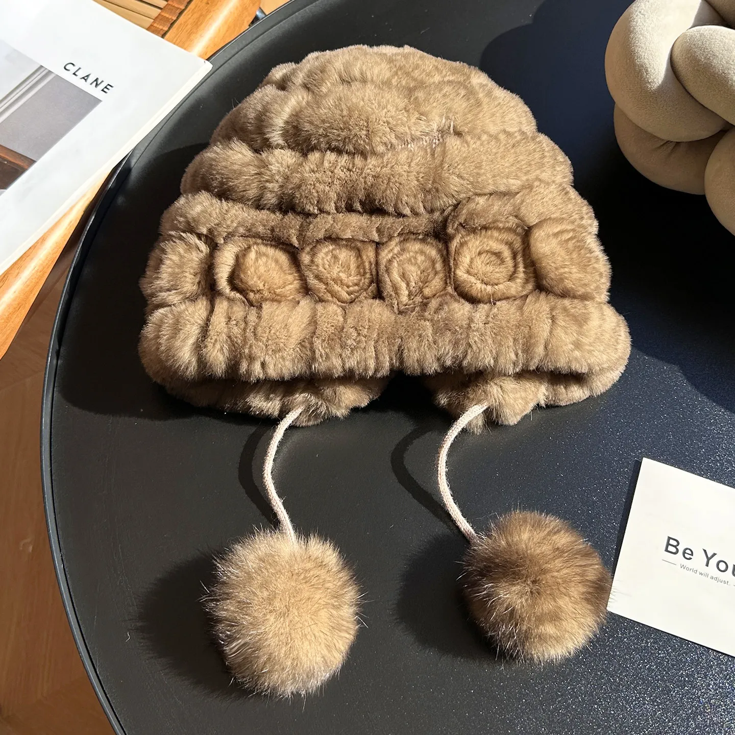 Echte Rex-Kaninchenfell-Mütze mit Blume, Winter-Herbst-Warmmütze, Bommel, flauschiger Ball, Ohrenschutz, niedliche Kopfbedeckung – Detail 9