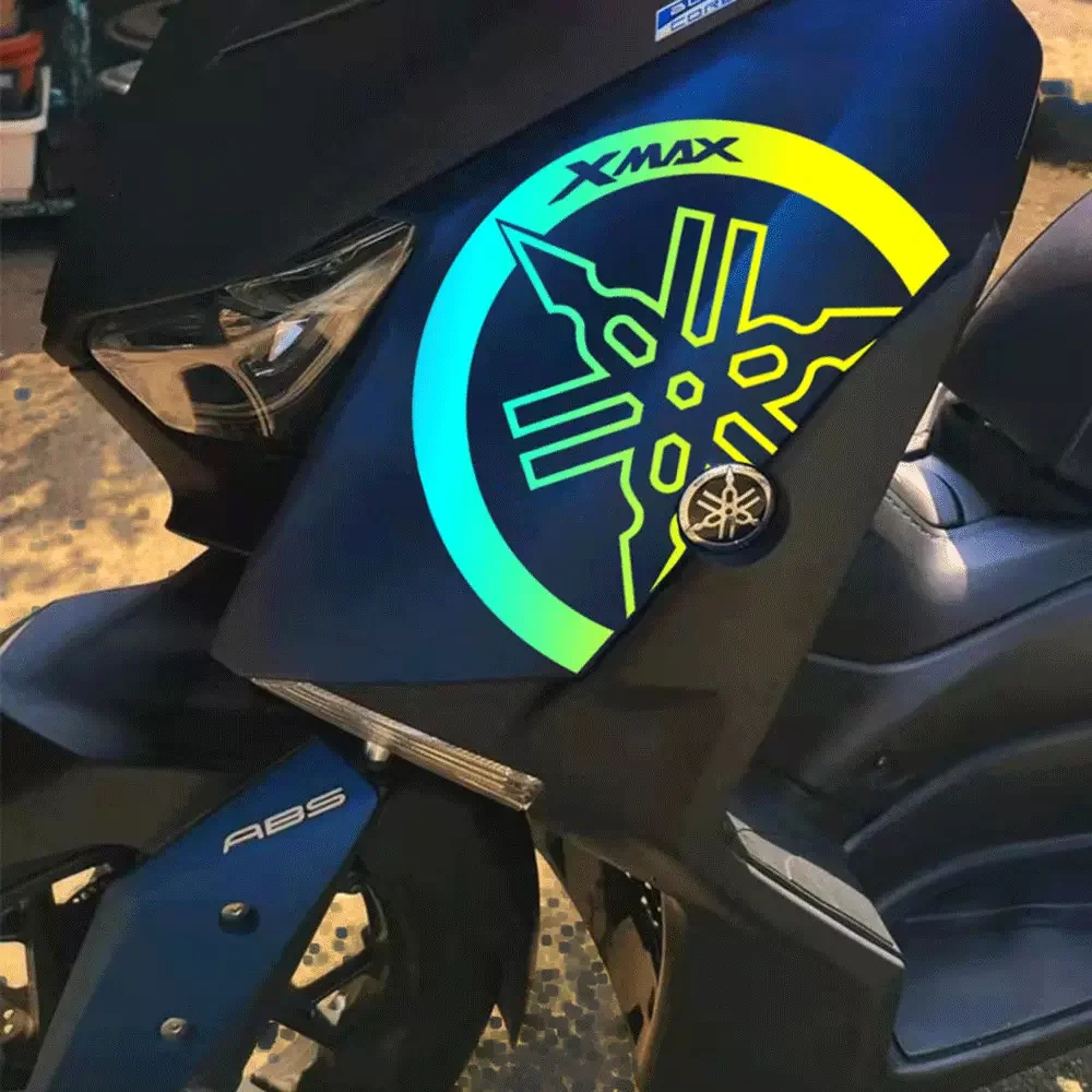 2 قطعة ملصقات عاكسة للدراجات النارية لـ Xmax300 سكوتر تعديل الليزر عاكس المحرك ديكور الشارات مقاوم للماء Sunproof