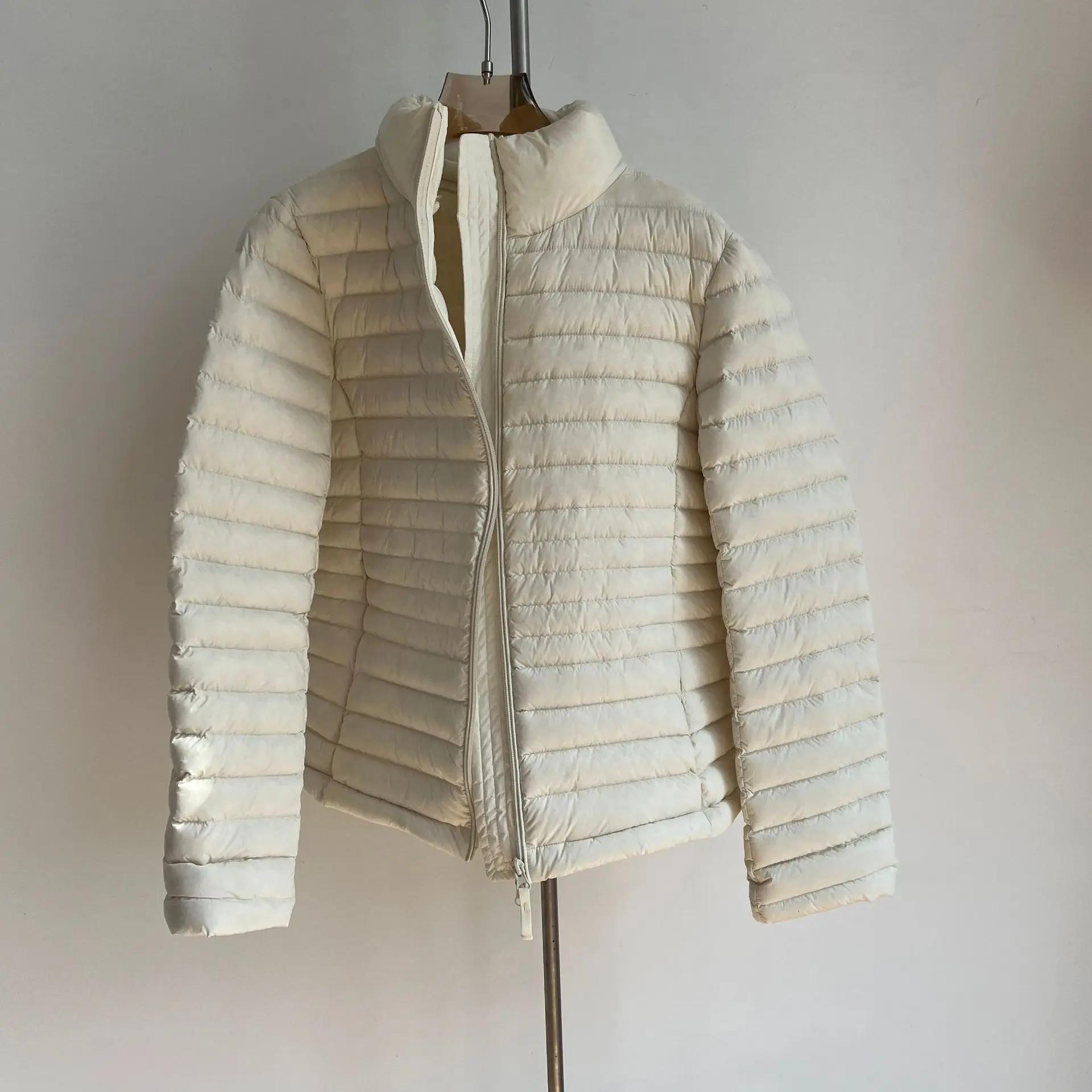 A nova jaqueta leve com capuz outono/inverno 2025 é uma jaqueta elegante, emagrecedora e quente para mulheres