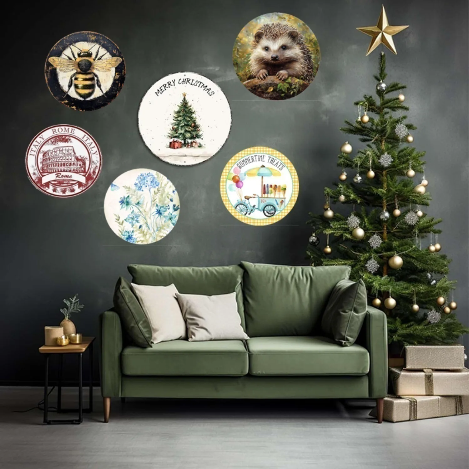 مسطح ثنائي الأبعاد، مسطح ثنائي الأبعاد هذا المنزل تحت علامة إكليل عيد الميلاد لمراقبة قزم - ديكور حائط دائري من الألومنيوم مقاس 8 × 8 بوصة مع جنوم وكاليفورنيا