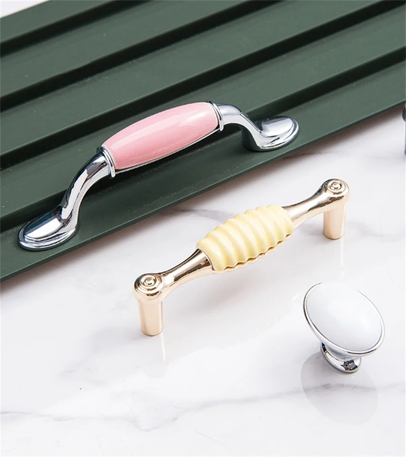 Maniglie in ceramica Nordic INS Manopole per cassetti Maniglie per porte dell'armadio rosa giallo con viti Maniglie per mobili per la camera dei bambini
