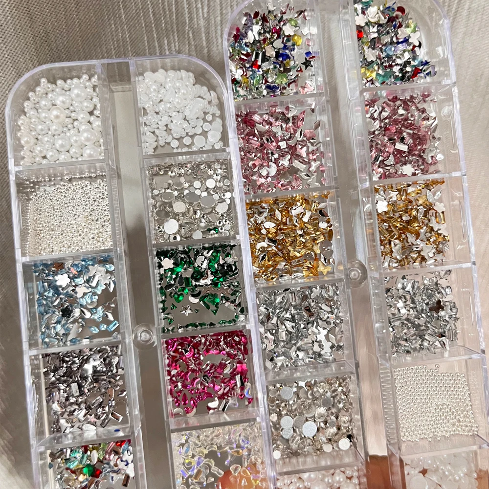 12 Gitter Kristalldiamanten, Perlen und Stahlkugeln mit flacher Rückseite, Edelsteine für Nagelglitzer-Dekor, 3D-gemischte unregelmäßige Mini-Nagel-Strasssteine