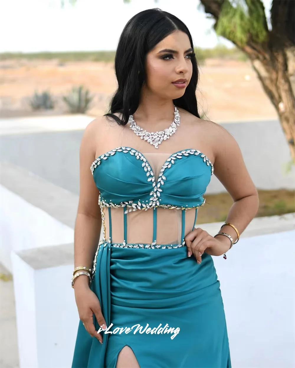 Abito da ballo senza maniche in cristallo con sirena a cuore blu con scollo a cuore senza schienale Sweep Train Abiti da sera lunghi fino al pavimento pieghettati personalizzati