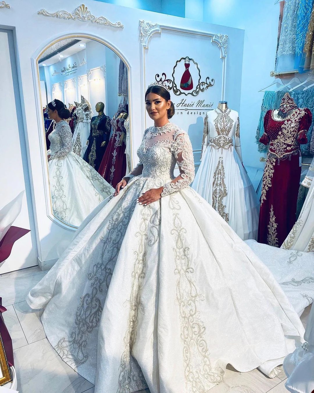 Luxury Ball Gown Wedding Dresses Beaded Jewel Neck Long Sleeve Bridal Gowns Princess Custom Made Cathedral Train