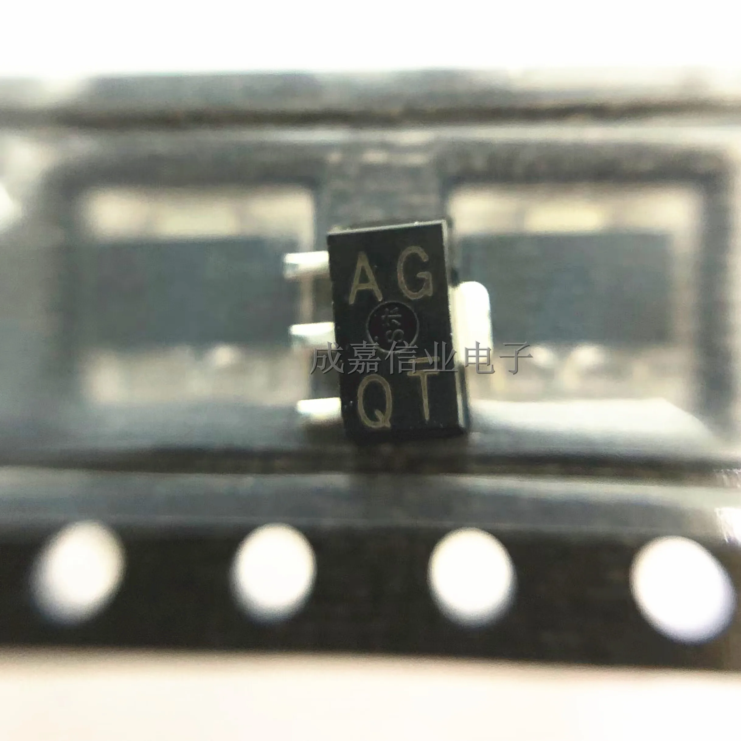 10pcs/Lot 2SA1797T100Q SOT-89 MARKING;AG Q Bipolar Transistors - BJT PNP 50V 3A Operating Temperature:-55C-+ 150 C