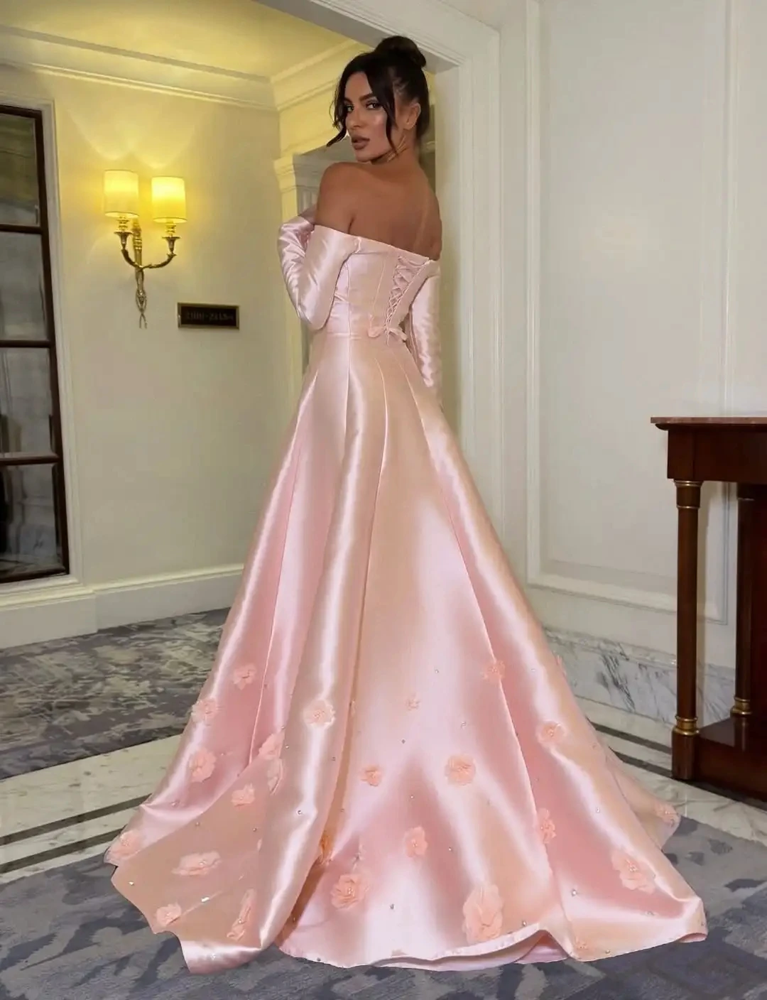 Nuevo vestido de banquete de noche rosa moderno 2026 con hombros descubiertos flores 3D vestidos formales de satén para fiesta de graduación para desfile cumpleaños árabe