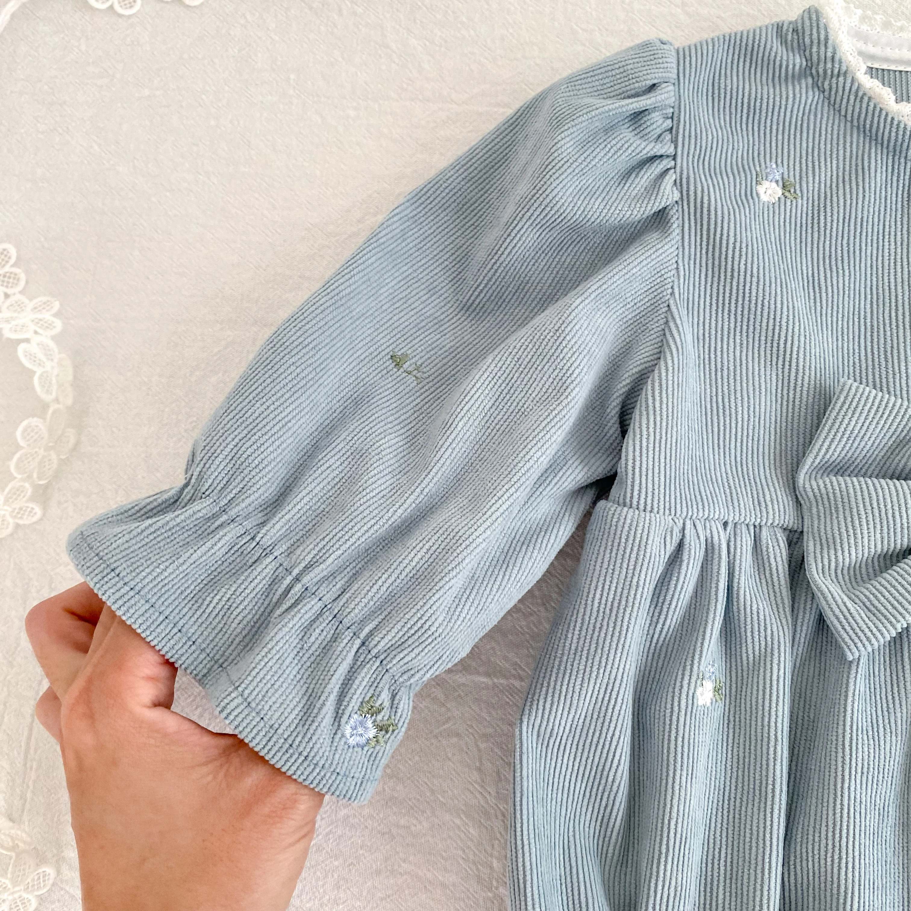 Baby-Strampler aus Cord mit langen Ärmeln, Blumenstickerei, großer Schleife und Rüschenbesatz, Neugeborenen-Bodysuit, Herbst-Babykleidung, 0-24 Monate – Detail 9