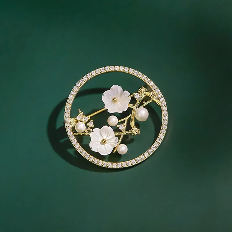 새로운 중국 스타일의 코사지 여성 중공 껍질 매화 꽃 브로치 기질 복고풍 안티 라이트 핀 정장 액세서리