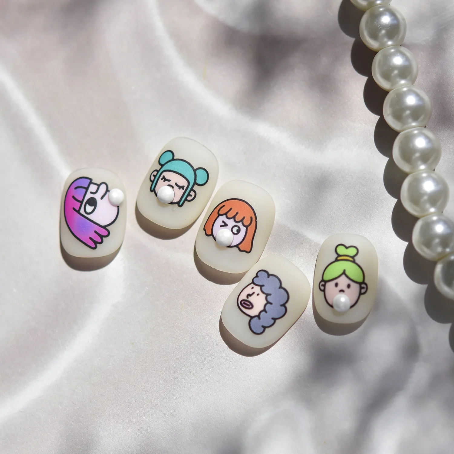 1 szt. Naklejka na paznokcie 5D z dziewczyną dmuchającą bananki, kolorowe włosy, śmieszne chłopcy, anime, postać z kreskówki, naklejki portretowe, dekoracja do manicure