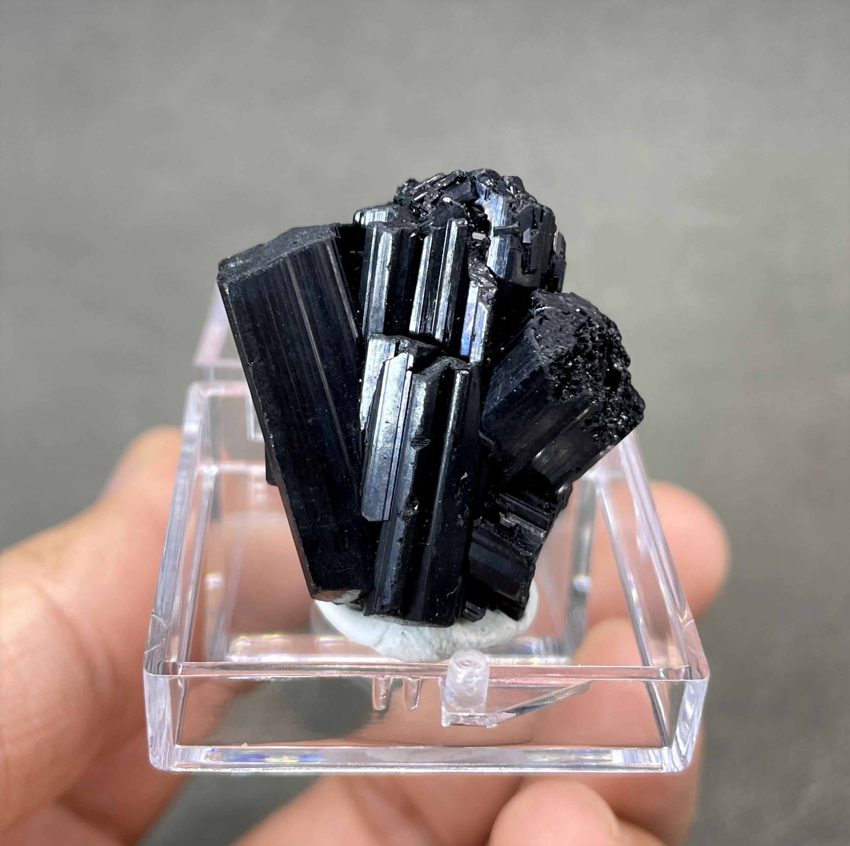 

NEW! 100% Natural Tanzania Shiny black tourmaline mineral specimens stones and crystals quartz crystals + box size 3.4cm