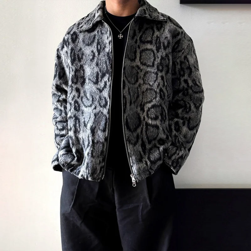 Herrenjacke mit Leopardenmuster und Reißverschluss, Streetwear, lässiger Schnitt, lockere Passform, Tiermuster, modische Oberbekleidung. – Detail 4
