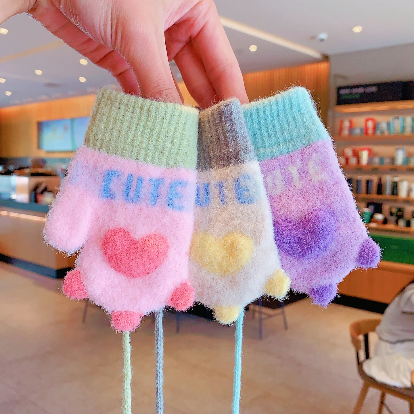 Baby Winter Mittens Soft Plush Color Block Toddler Mittens Anti‑lost Lanyard 3D Heart Decor Elastic Rib Cuff Windproof Warm 2026