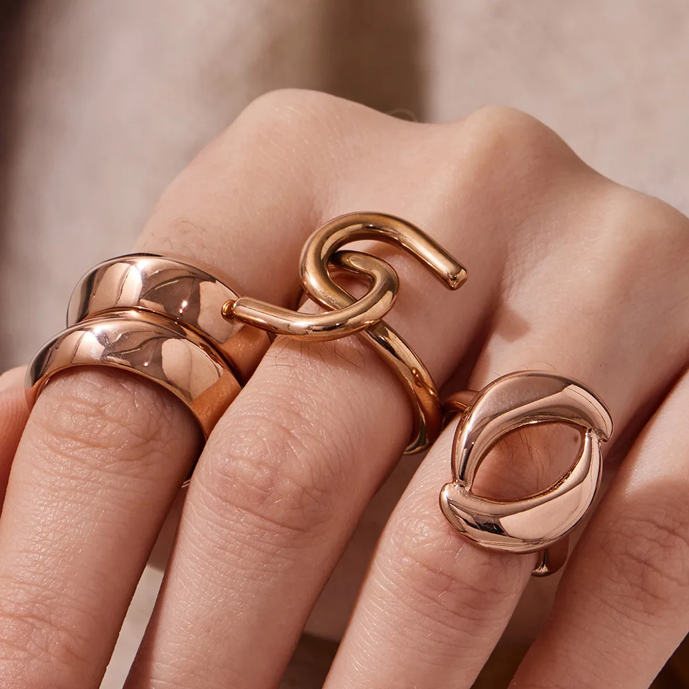 

Модное кольцо из титановой стали с гладкой поверхностью, ажурным геометрическим дизайном, уникальное женское кольцо, модный аксессуар.