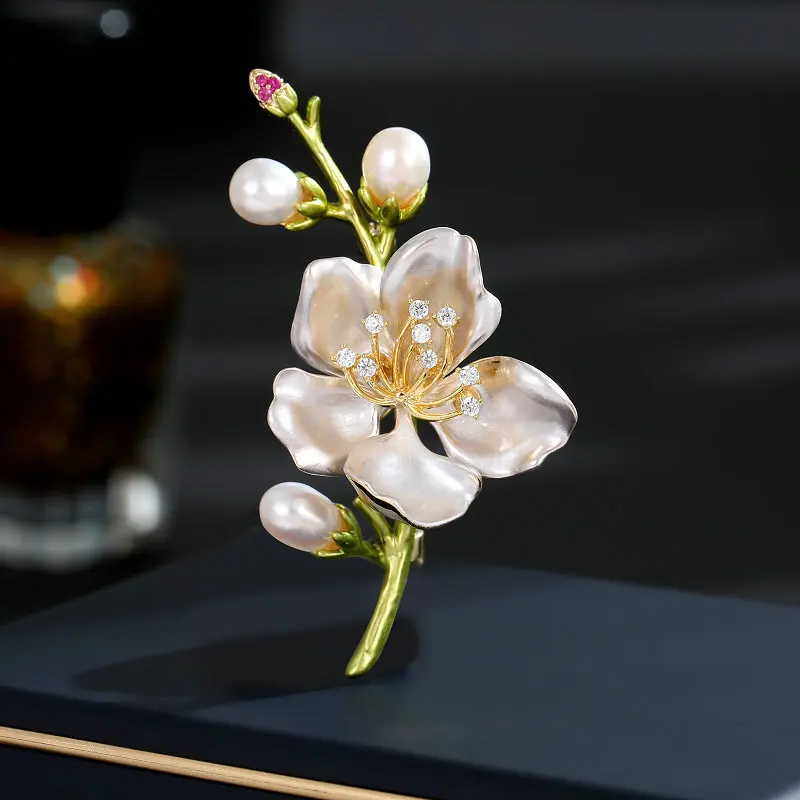 

A niche, high-end, elegant and retro cheongsam with a freshwater pearl and magnolia flower brooch on the chest