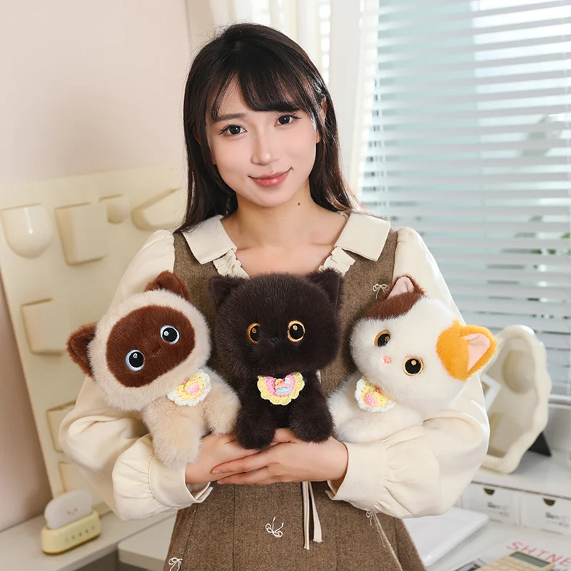 

Мультяшная милая стоящая плюшевая кошка в комбинированной расцветке (сиамская/черная/трехцветная) – эмоциональный комфорт, декор для офисного стола, модная игрушка, праздничный подарок