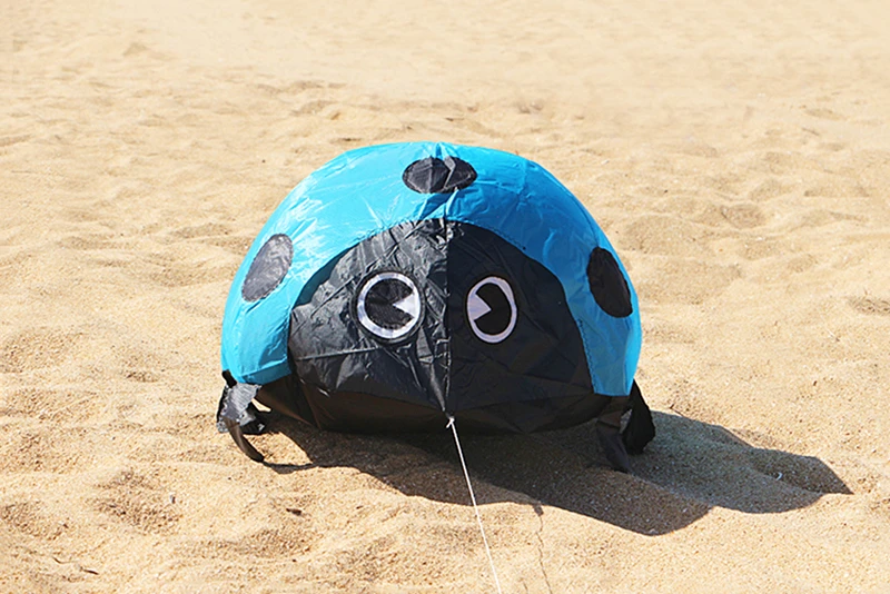 จัดส่งฟรี ladybird kite soft kites สําหรับเด็กสามารถเดินไม่บิน ripstop ไนลอนของเล่นกลางแจ้ง weifang kites โรงงานเกมชายหาด