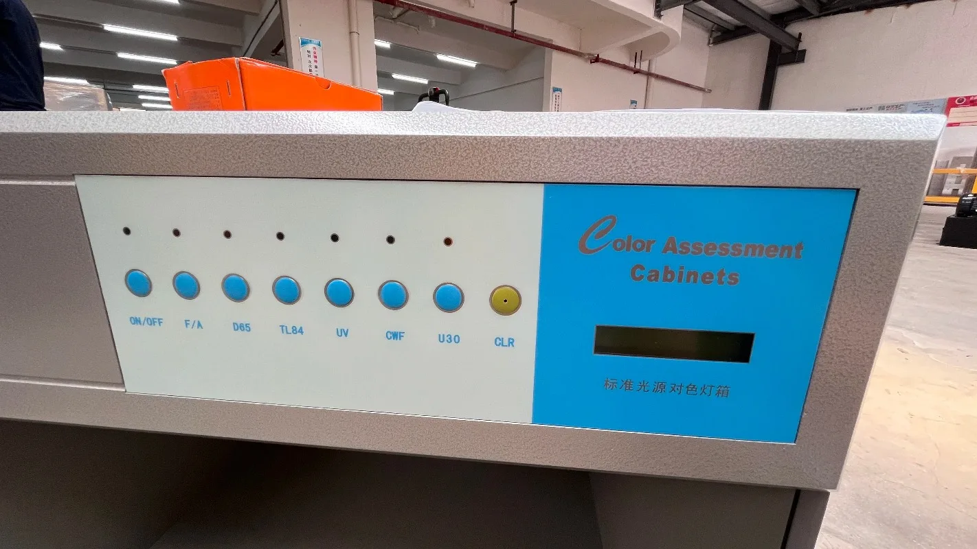 Caixa de correspondência de cores com fonte de luz múltipla