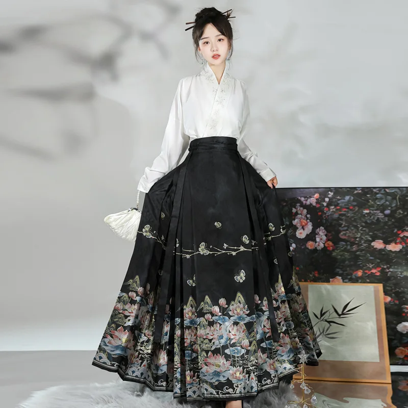 New Chinese-style female Ming-made gold-woven makeup horse dress Hanfu national style commuting autumn and winter court style