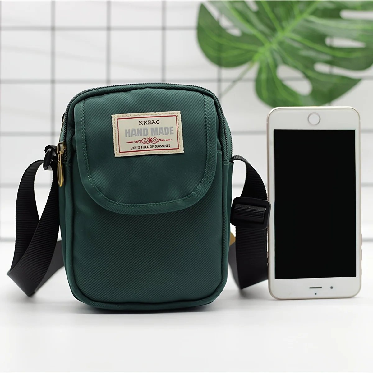 Simple new fashion trend nylon shoulder bag, girls large screen messenger mobile bag