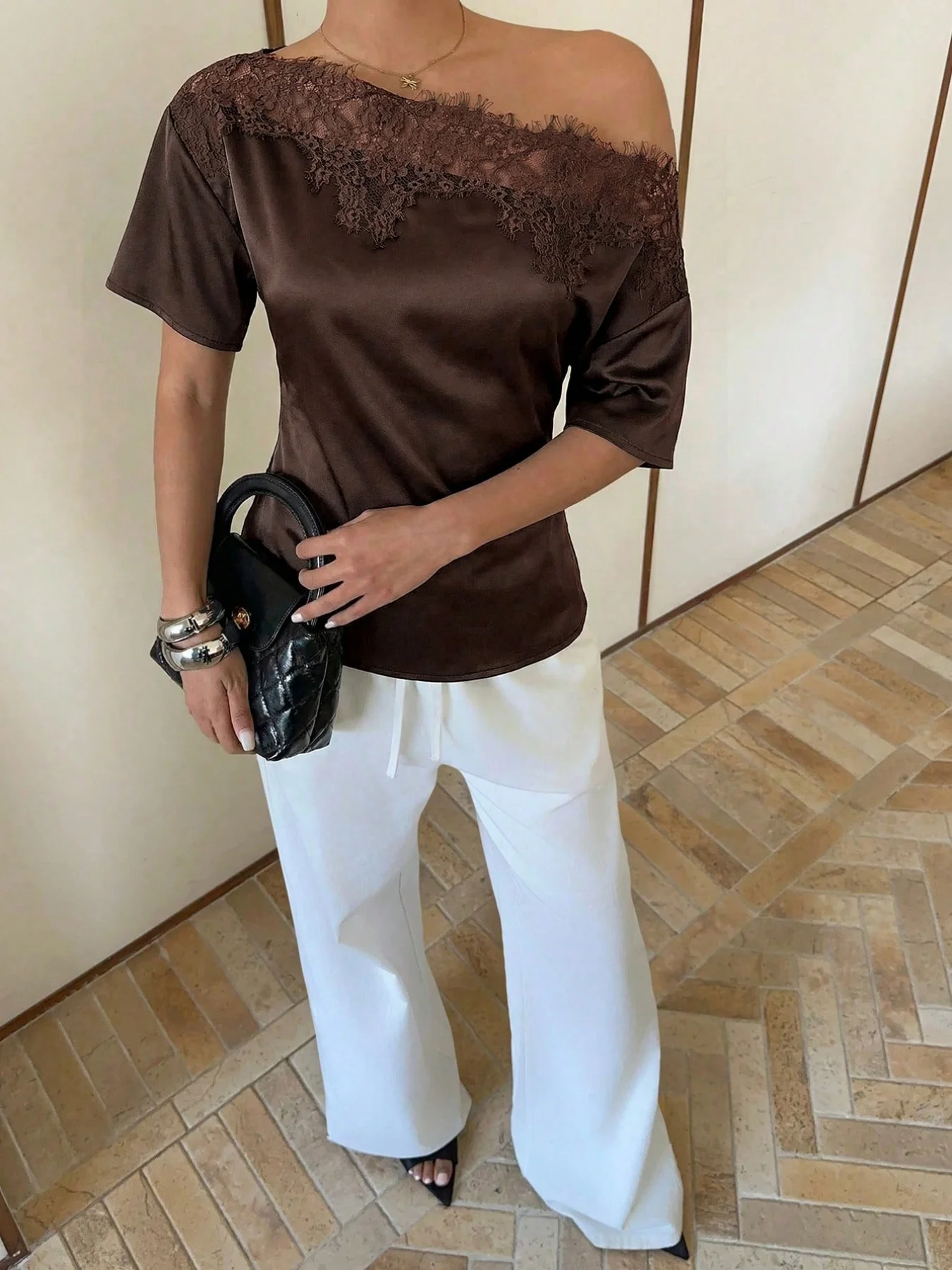 Sommermode Neuheit: Spitzen-Patchwork Asymmetrisches Top mit Unregelmäßiger Taille, Glamouröses Satin-Oberteil in Unifarbe mit Kurzen Ärmeln – Detail 4