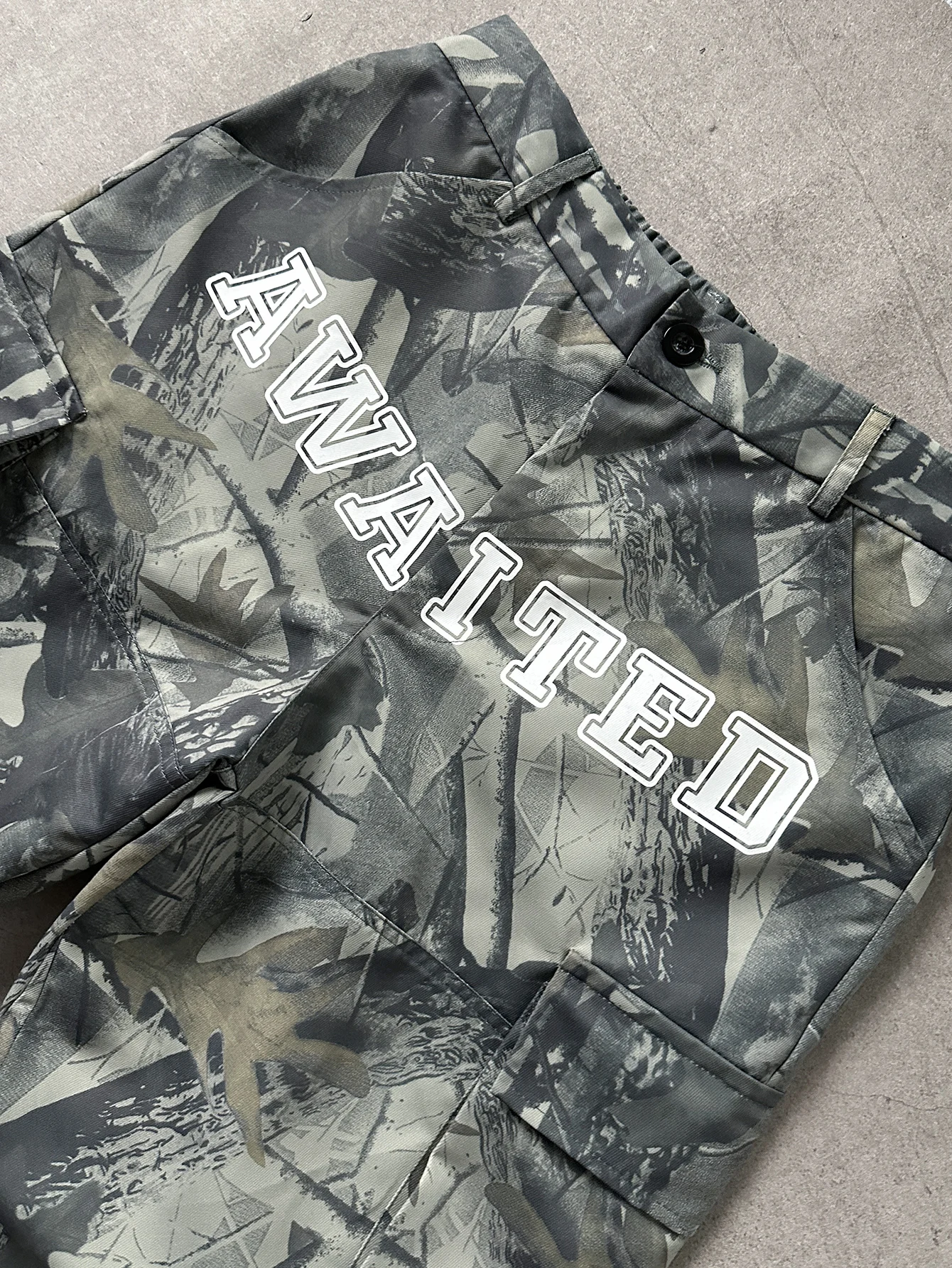 Herren Camouflage Cargo-Hose mit Buchstaben-Print, Weite Beine, Mehrere Taschen, Lässige Streetwear-Hose für Männer – Detail 4