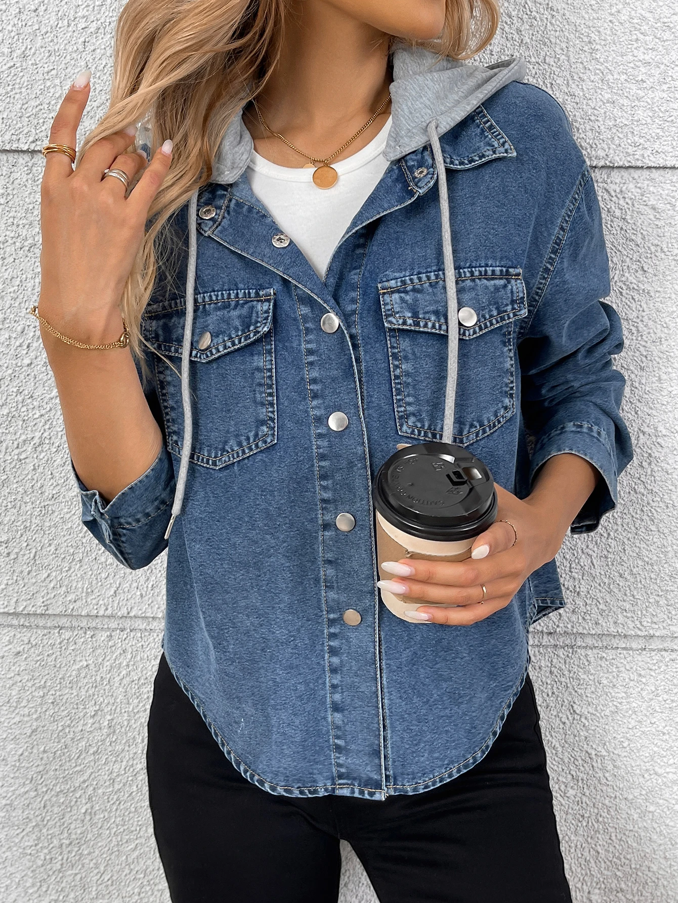 قميص بقلنسوة من قماش الدنيم للنساء بقلنسوة